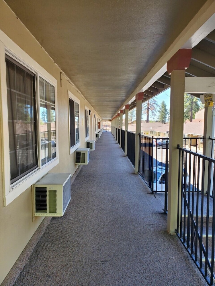 Bluebird Day Inn & Suites - photo 28