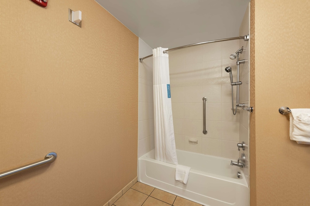 Hampton Inn & Suites Marshalltown - photo 34