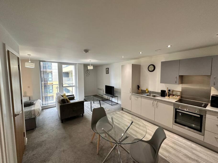 Stylish Studio for 2 Mcr Balcony — hotel in Salford