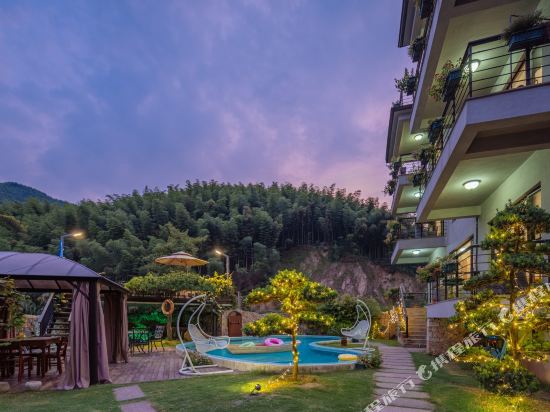 Floral Hotel Meiwuxi in Deqing, People's Republic of China