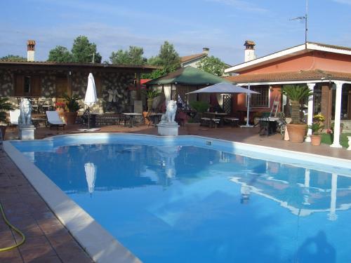 chalet l oasi di Ambra 8 posti letto con uso piscina — 4-Star Luxury Hotel in Ardea, Italy