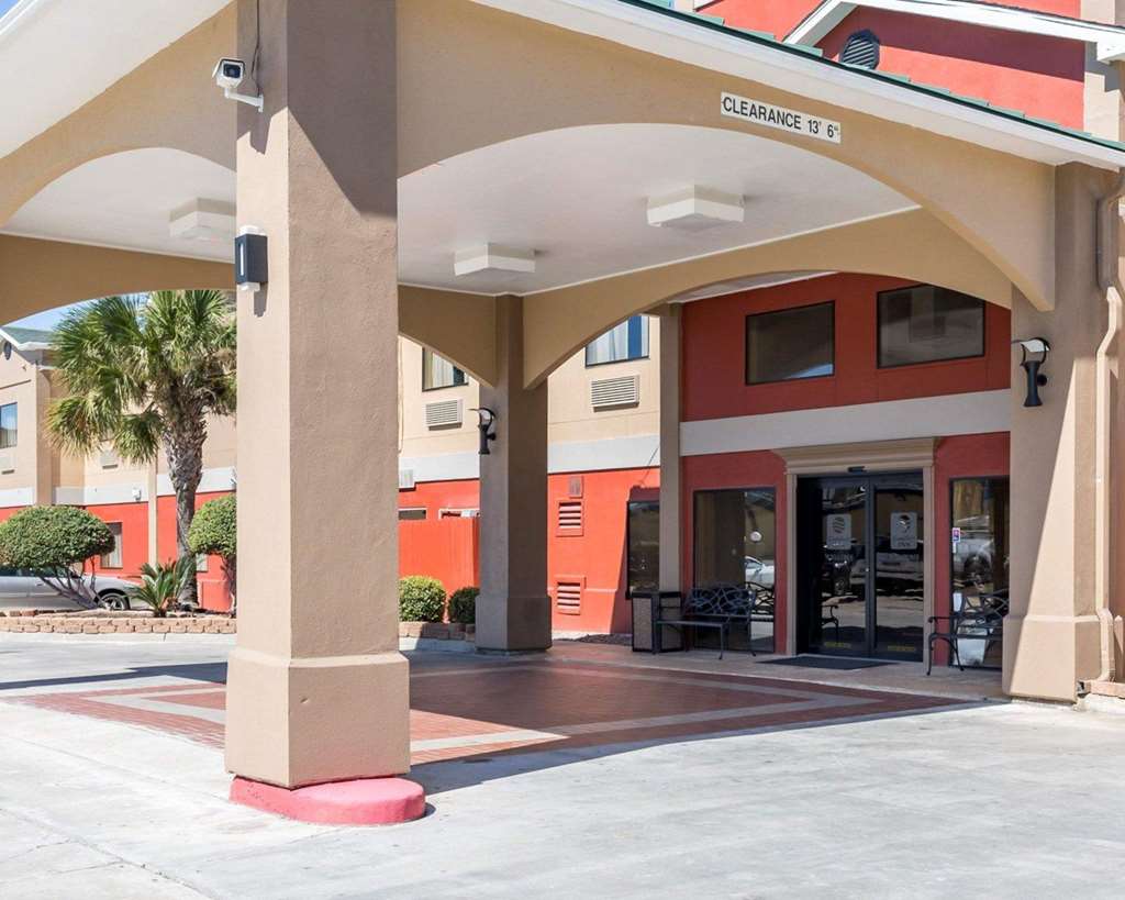 Econo Lodge Inn & Suites East - photo 2