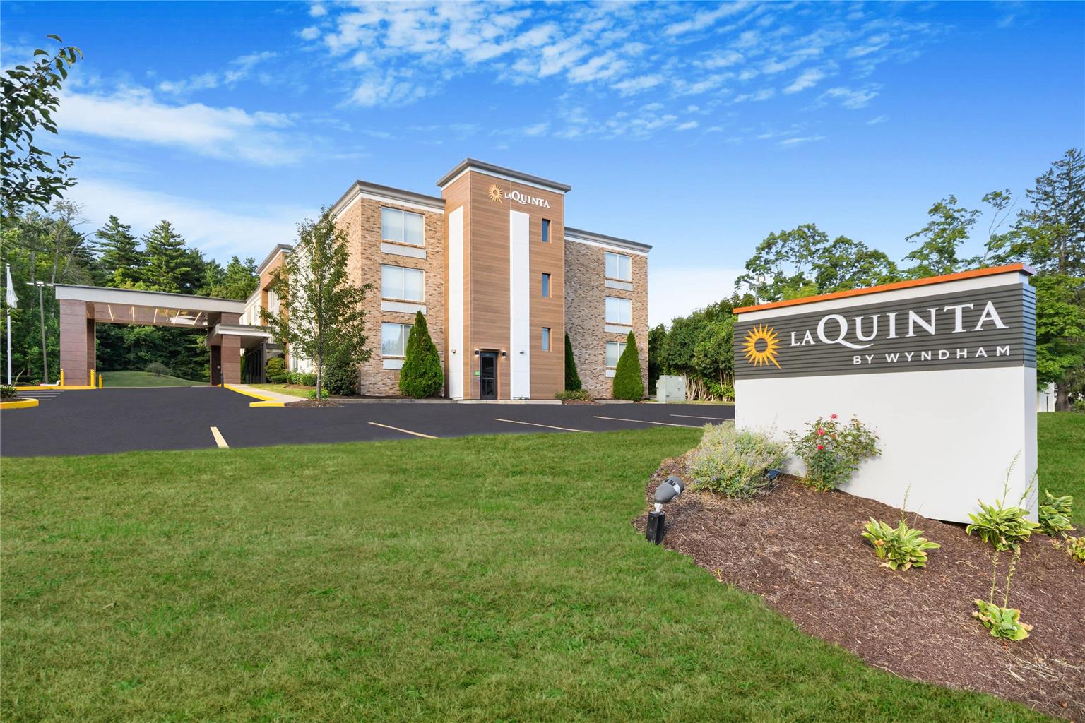 La Quinta Inn & Suites by Wyndham Sturbridge pet-friendly hotel Fiskdale