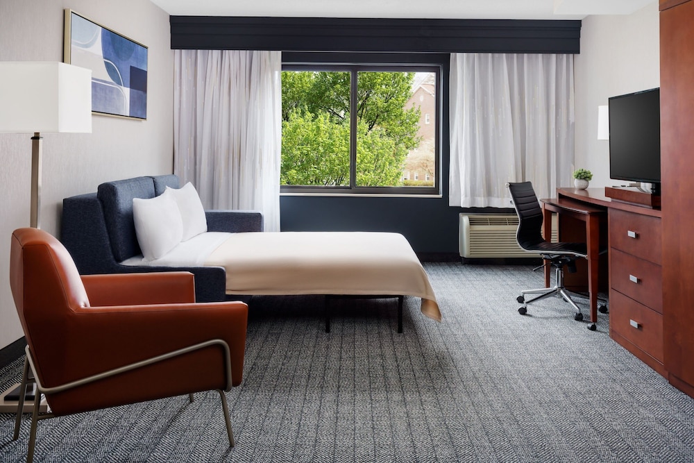 Courtyard by Marriott Manchester Boston Regional Airport - photo 11