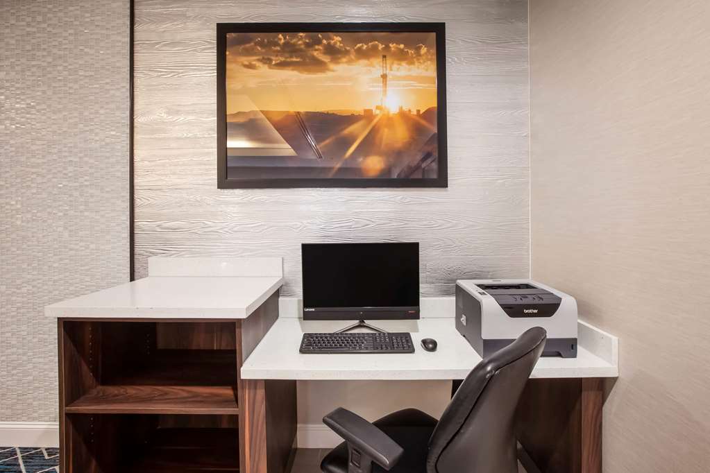 La Quinta Inn & Suites by Wyndham Lubbock North - photo 29