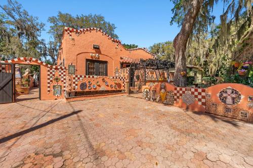 The Gaudi House Pool Minutes to DNTN and Beach — 4-Star Luxury Hotel in Saint Augustine, United States