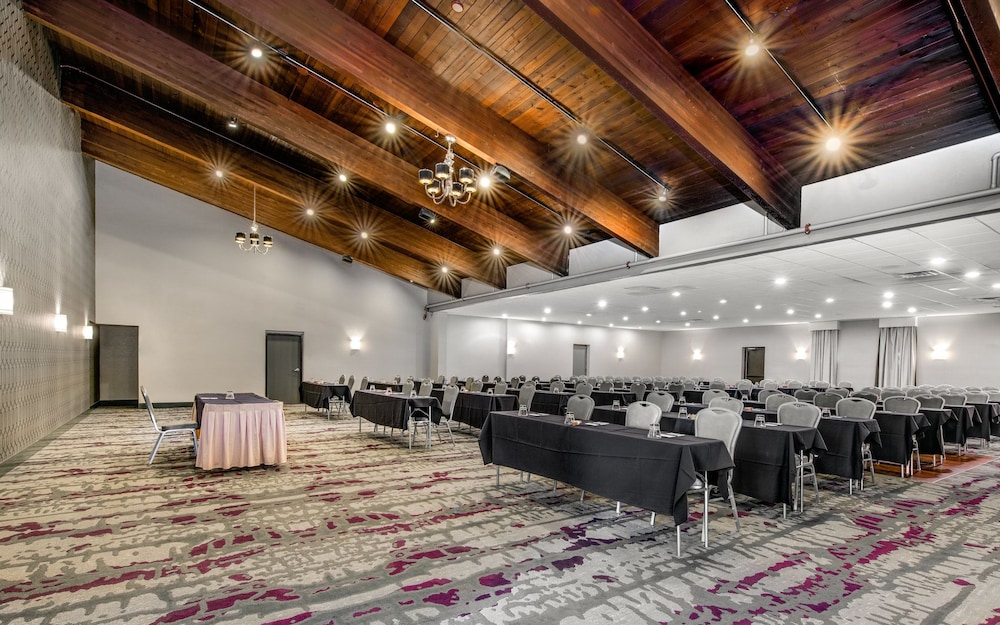 Crowne Plaza Milwaukee Airport by IHG - photo 57