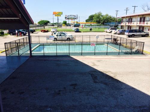 Austin Motor Inn - photo 13