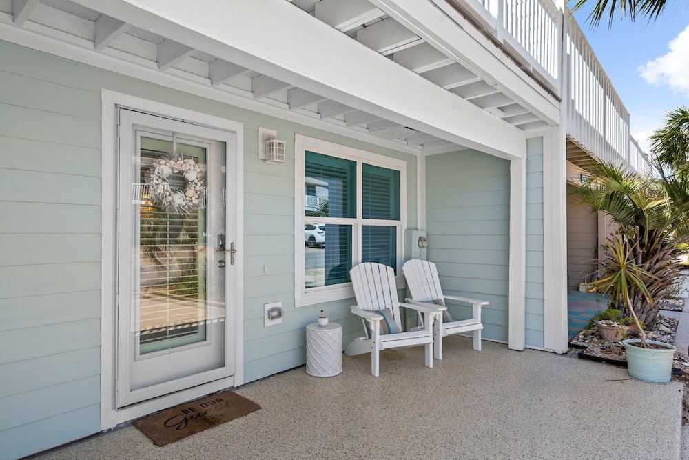 Newly Renovated 140 Feet To White Sandy Beaches Pool Grill - photo 44