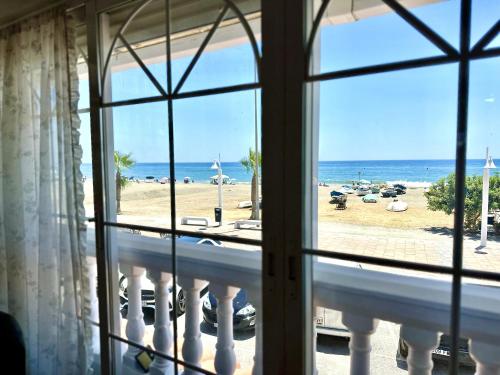 Apartamento Frente Al Mar Primera Linea De Playa — 4-Star Luxury Hotel in Rincon De La Victoria, Spain