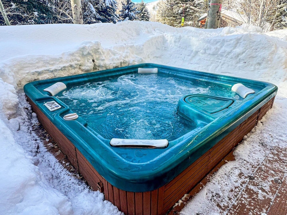 104 Private Hot Tub 2 Car Garage Abundant Parking Elkhorn Amenities 22326142 — Sun Valley