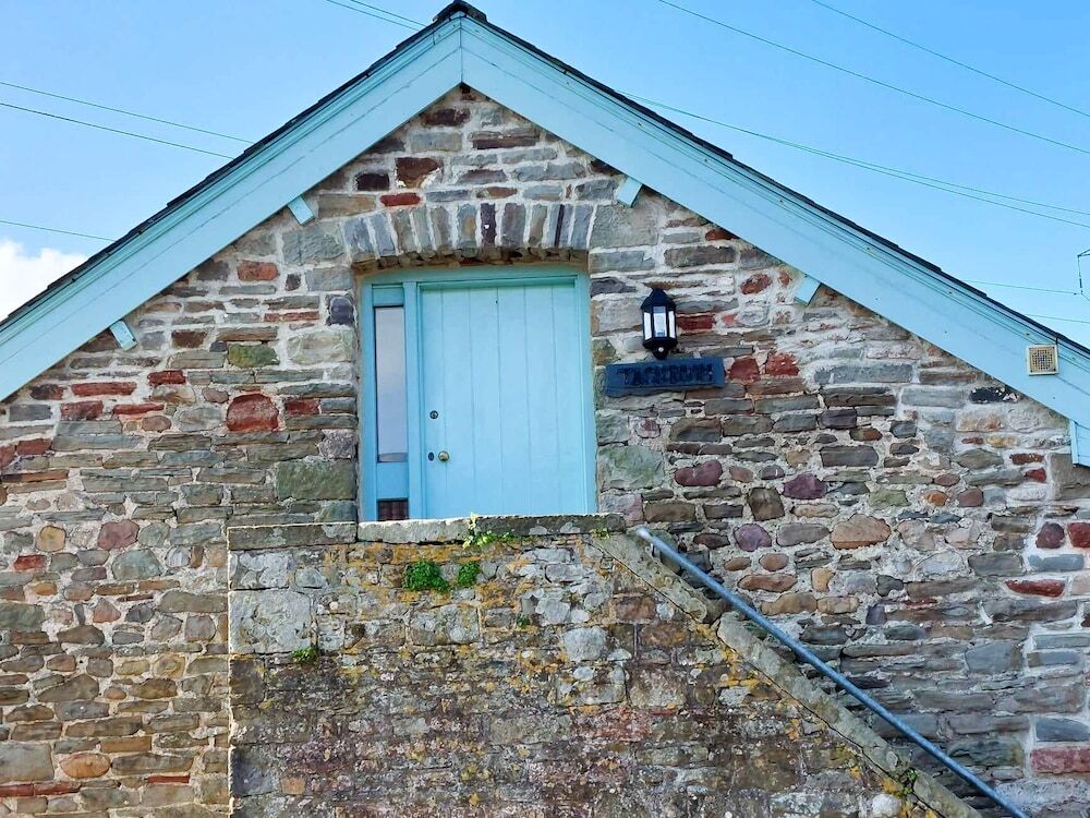 Tyncellar Farm Holiday Cottages — 4-Star Luxury Hotel in Port Talbot, United Kingdom