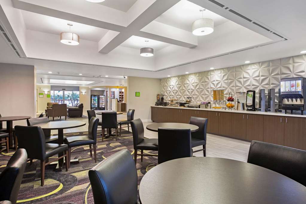 La Quinta Inn & Suites by Wyndham Visalia Sequoia Gateway - photo 51
