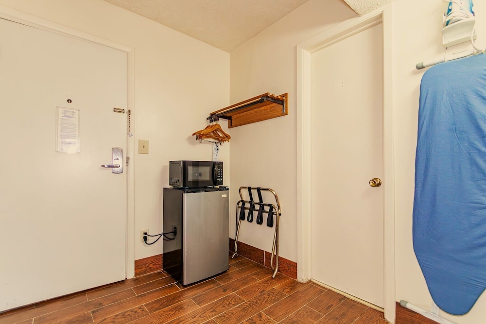 Americas Best Value Inn Austinburg - photo 33
