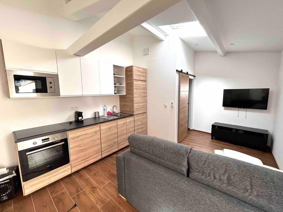 Carina 2 4 Pers Standing Hyper Centre Climatise — 4-Star Luxury Hotel in Saint-Raphael, France