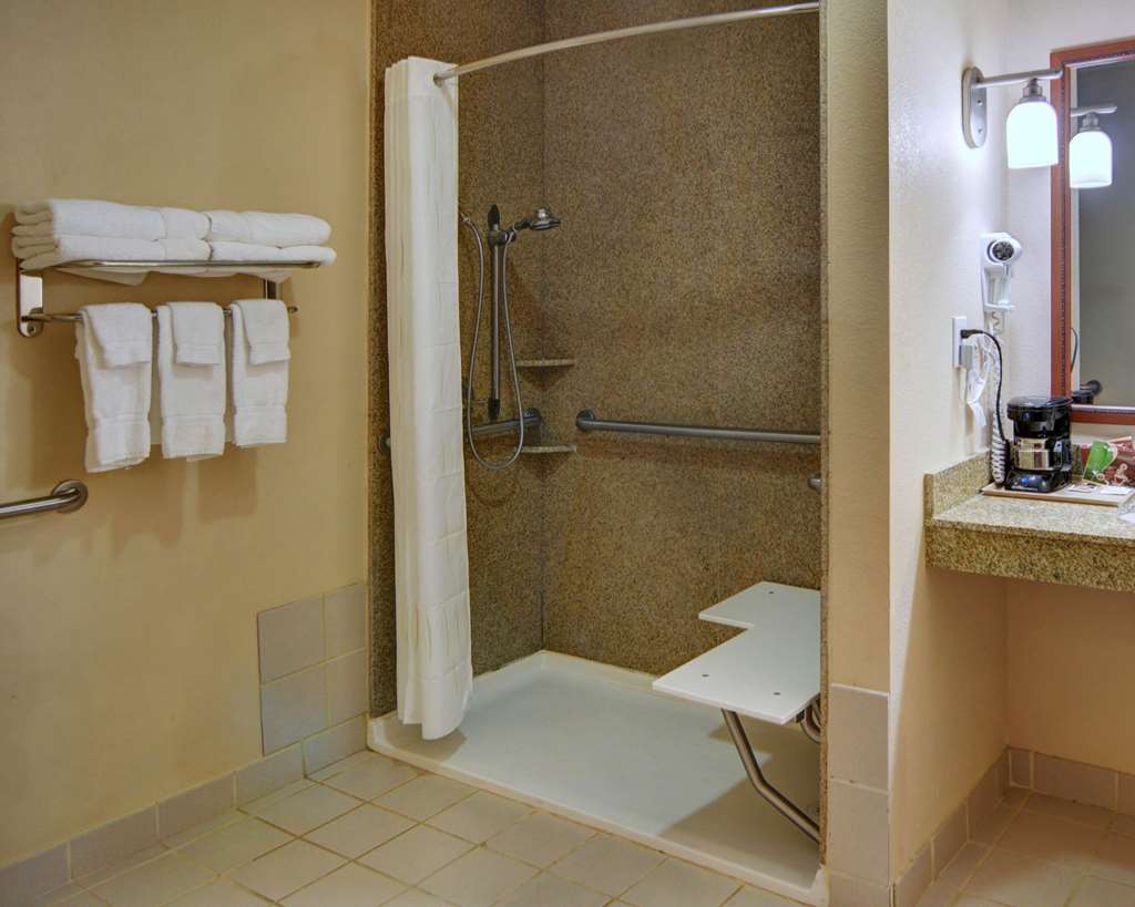 Quality Suites Near Cedar Creek Lake - photo 7