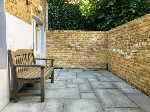 Elegant & spacious parkside 2 bedroom 2 bathroom flat in period building on Blackheath Common private entrance parking great Greenwich location easy for O2 Arena and City — 4-Star Luxury Hotel in London, United Kingdom