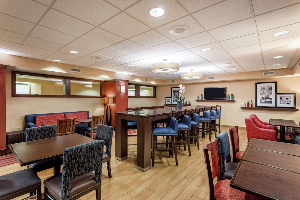 Hampton Inn Milwaukee Airport - photo 3