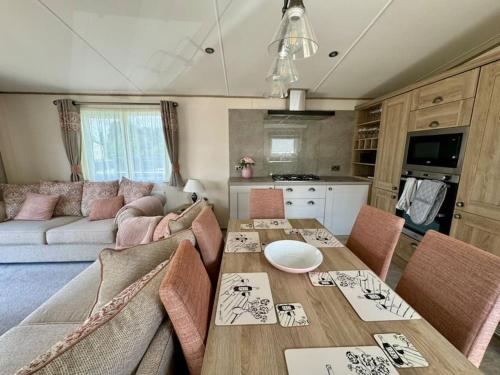 Wine Down Retreat free Hoburne Passes included in South Cerney, United Kingdom