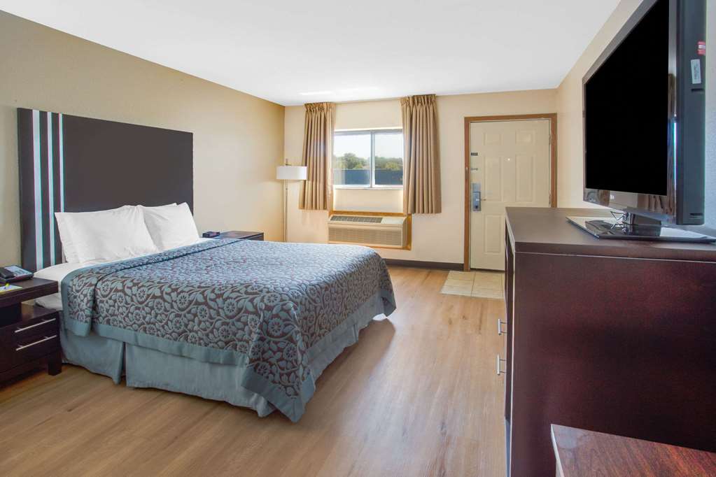 Days Inn by Wyndham Le Roy Bloomington Southeast - photo 8