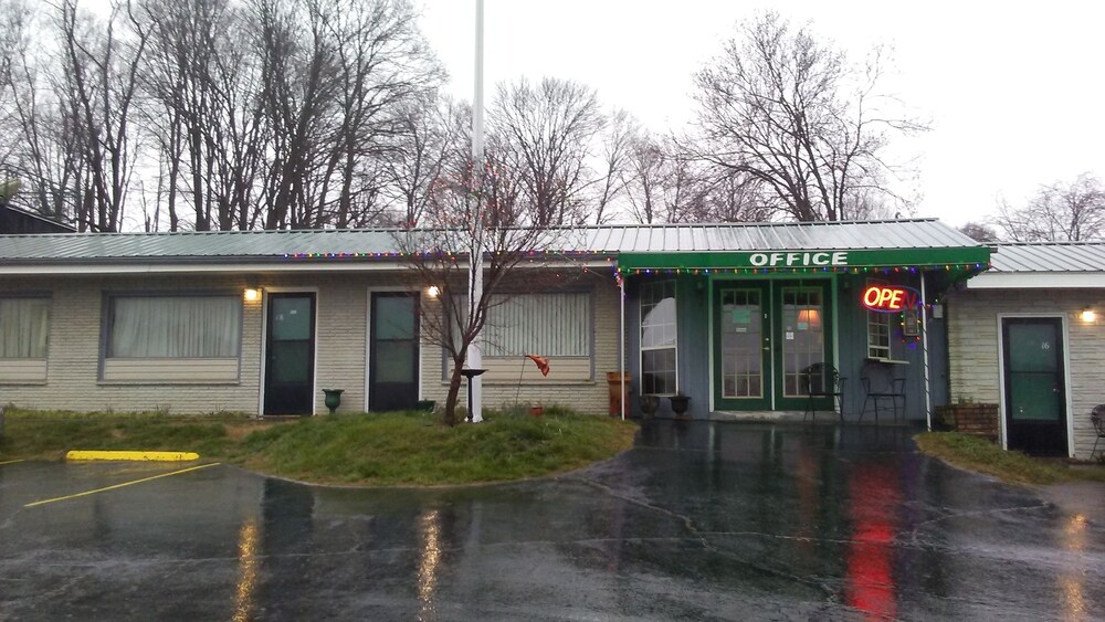 Eleven E Motel - carbon neutral hotel in Johnson