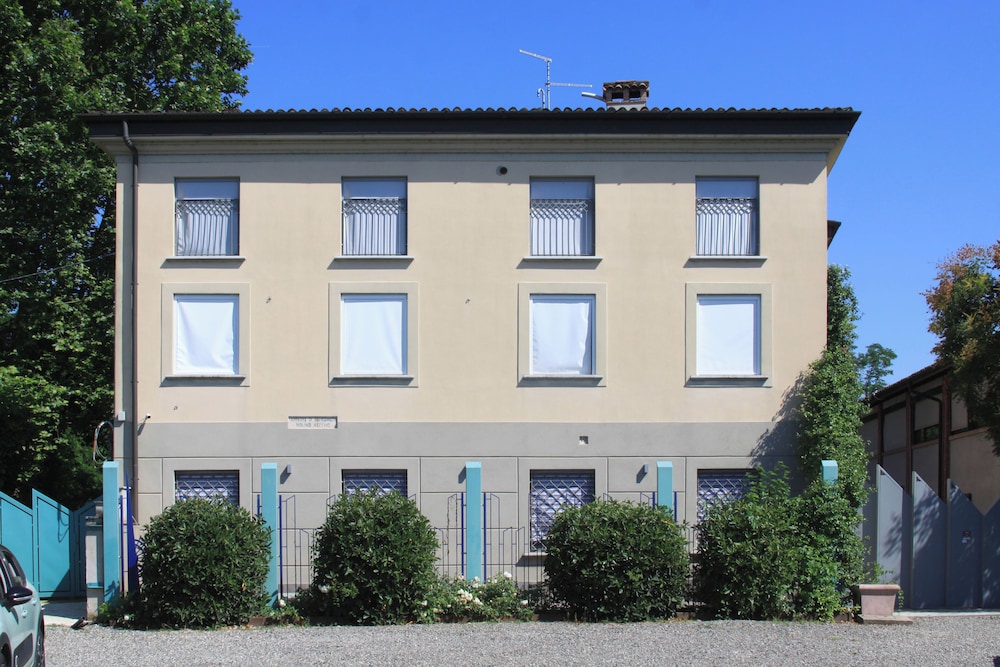 Residence Molino Vecchio — 4-Star Luxury Hotel in Guardamiglio, Italy
