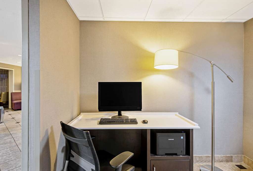La Quinta Inn & Suites by Wyndham Harrisburg Airport Hershey - photo 30