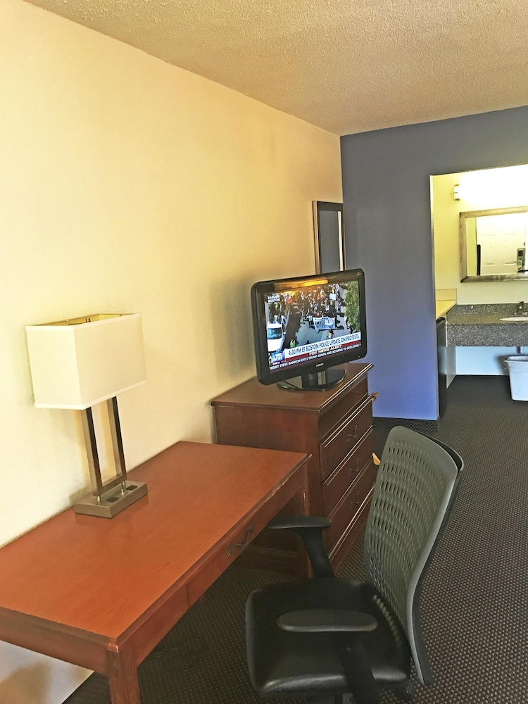 Days Inn & Suites by Wyndham Mobile - photo 28