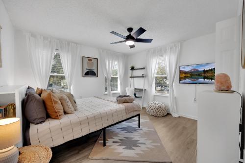 Hidden Gem Beach Home Blocks from Ocean 6 Bikes — 4-Star Luxury Hotel in Jacksonville Beach, United States