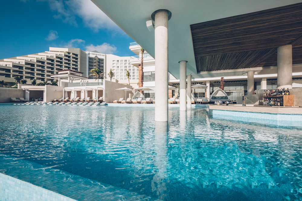 Swim-up bar