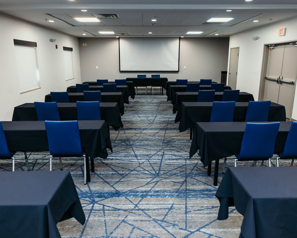 Holiday Inn Express and Suites Urbandale by IHG - photo 26