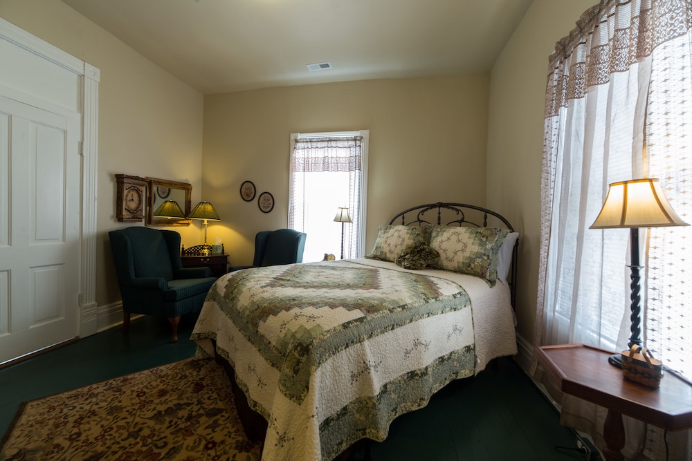 Grand Victorian Inn - photo 9