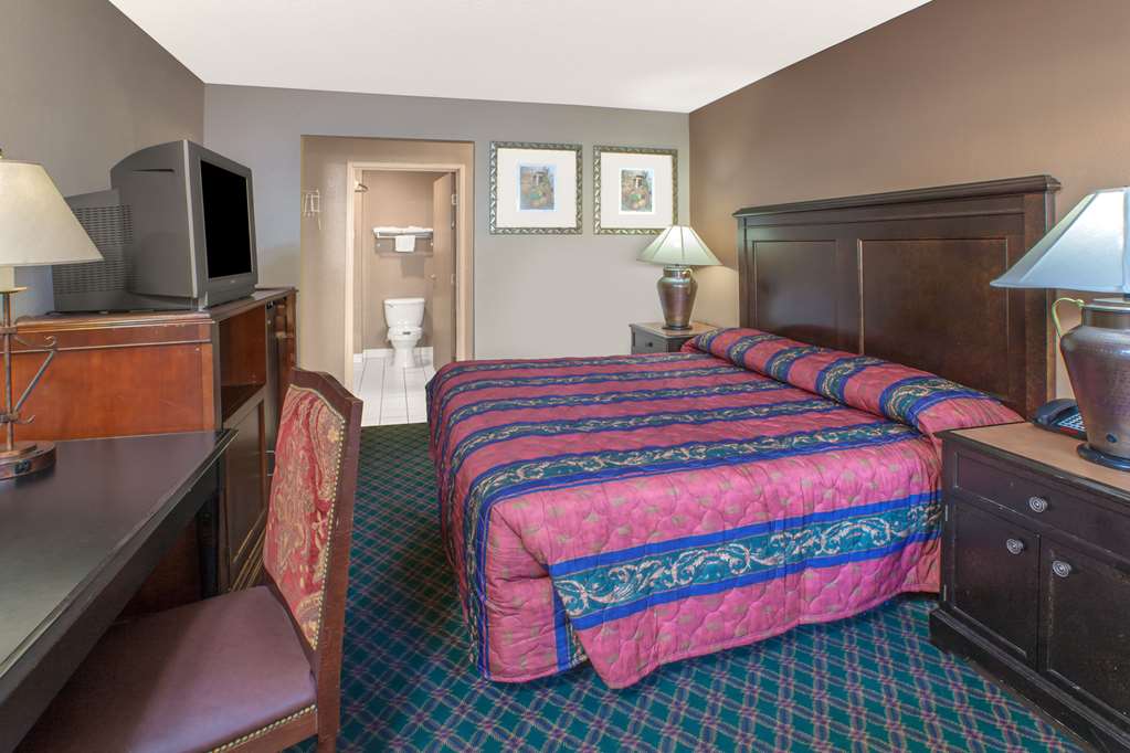 Knights Inn Forest Hill - photo 12