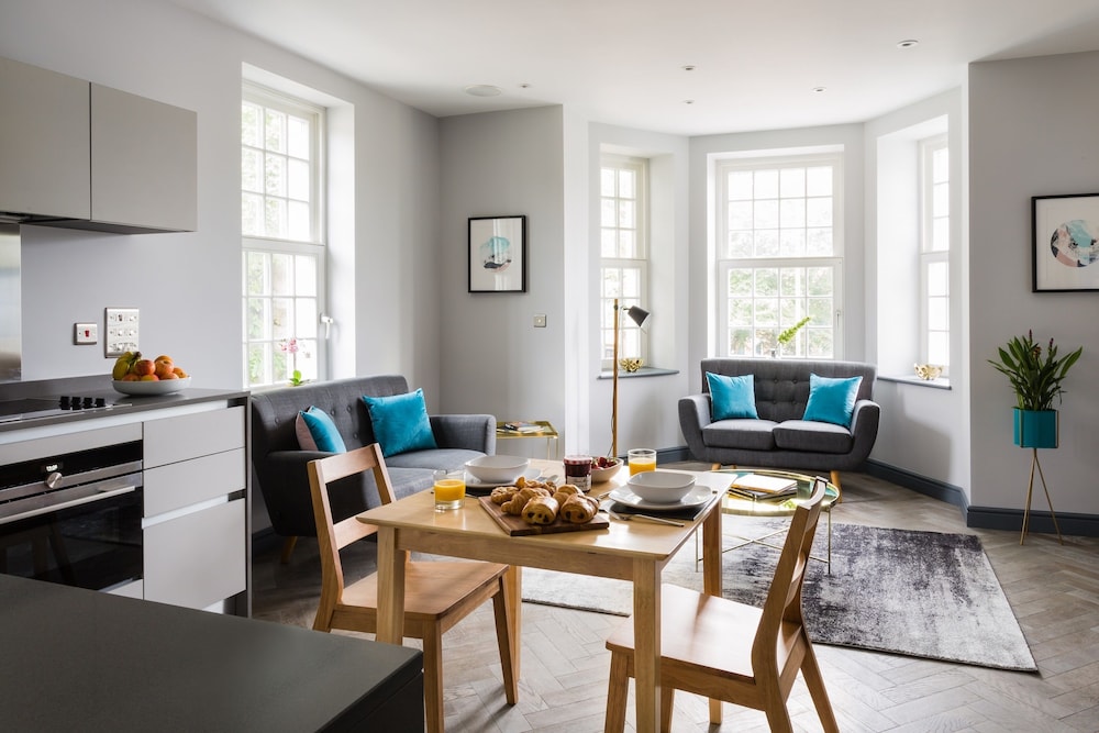 Boutique Apartments by Flying Butler — 4-Star Luxury Hotel in Farnborough, United Kingdom
