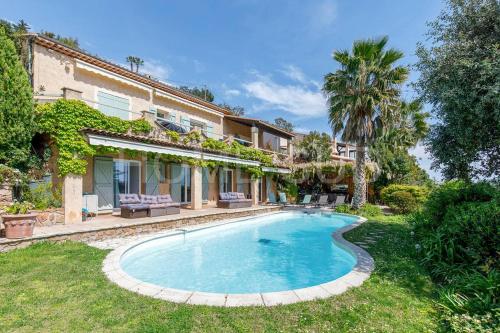 Villa de vacances 5 chambres piscine privée et vue mer panoramique — 4-Star Luxury Hotel in Mandelieu-La-Napoule, France