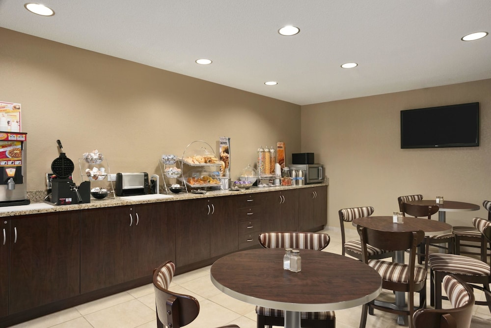 Microtel Inn By Wyndham Mineral Wells Parkersburg - photo 14