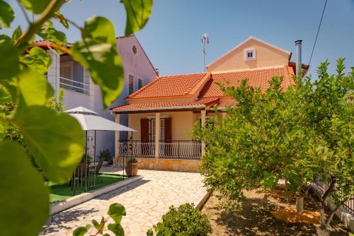 Four Seasons Vacation House — 4-Star Luxury Hotel in Lefkimmi, Greece