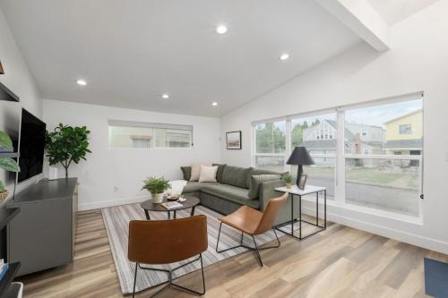 Light Filled Modern Flat Near 25th Street Fun — Ogden — photo 2