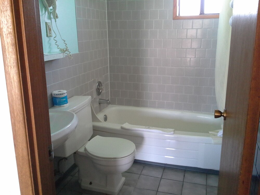 Richland Inn and Suites - photo 14