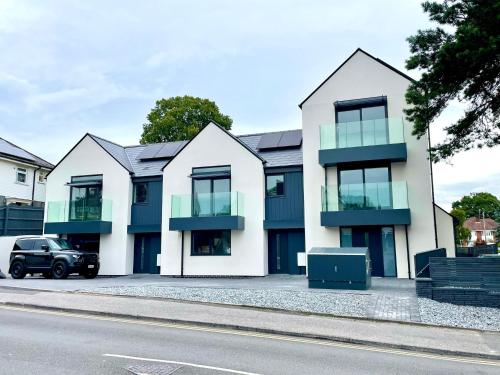 Stunning Brand New House Sleeps 6 Free Parking Great Location Fast WiFi Smart TV Close to Poole & Bournemouth & Sandbanks — 4-Star Luxury Hotel in Poole, United Kingdom