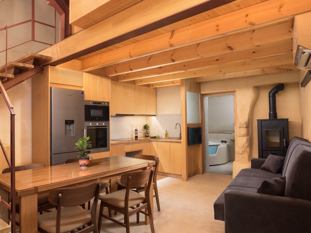 Evans House II — 4-Star Luxury Hotel in Chania, Greece