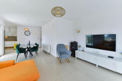 Luxury Marijana Apartment — 4-Star Luxury Hotel in Privlaka, Croatia