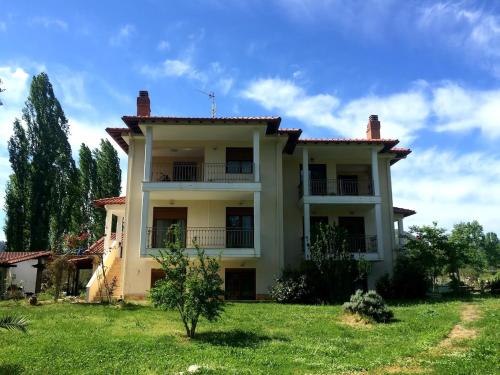 Luxurius comfy 2 floor Apartment With Big Yard — 4-Star Luxury Hotel in Sykia, Greece