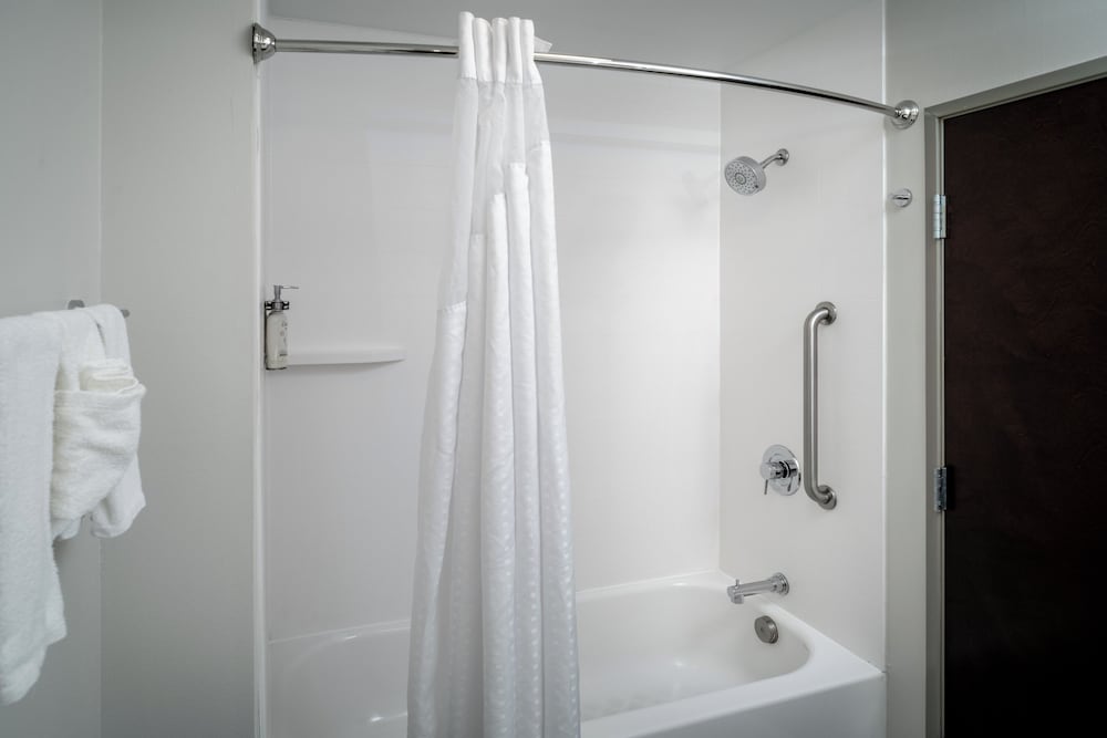 Holiday Inn Express and Suites Fairmont by IHG - photo 36