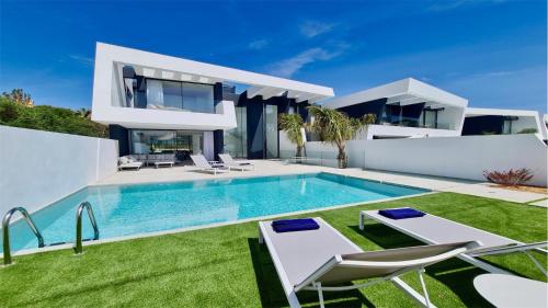 OneSixOne Cleverdetails Luxury villa Sleeps 8 adults 2 children Private pool and Jacuzzi — 4-Star Luxury Hotel in Vilamoura, Portugal