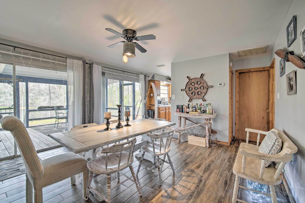 Riverfront Retreat w Patio in Withlacoochee — hotel in Bushnell