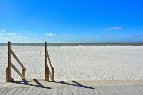 Sunset Chateau 603 — 4-Star Luxury Hotel in Saint Pete Beach, United States