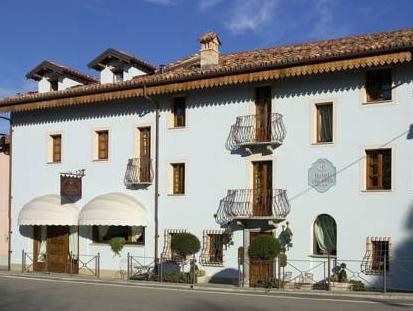 Hotel Casa Pavesi — 4-Star Luxury Hotel in Grinzane Cavour, Italy