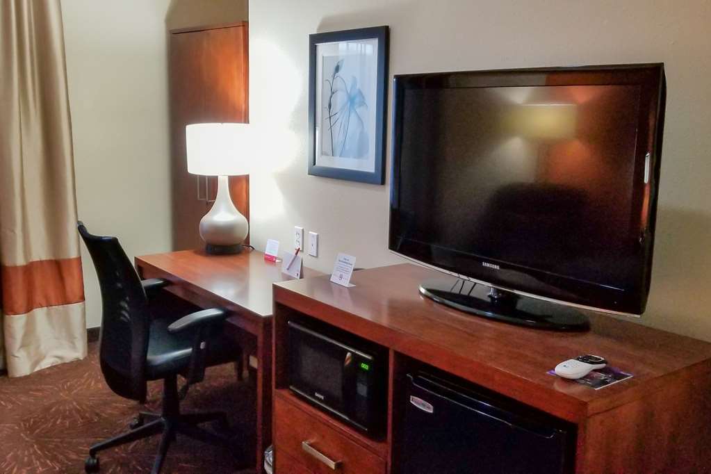 Econo Lodge Inn & Suites East - photo 20