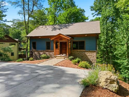 Sprawling Blowing Rock Escape with Theater and Hot Tub — Blowing Rock — photo 3